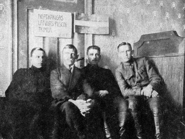Oskars Kalpaks (otrais no labās) un brāļi Rubuļi Rīgā 1918.g. decembrī.