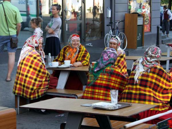 Suitu sievas Rīgas centrā Baltica 2018 laikā.