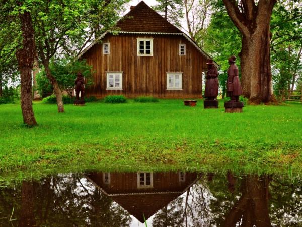 2. „Kalna Kaibēni” un K. Kugras darinātās „Mērnieku laiku” varoņu skulptūras dārzā. Foto: muzeja pārzinis Aivars Ošiņš