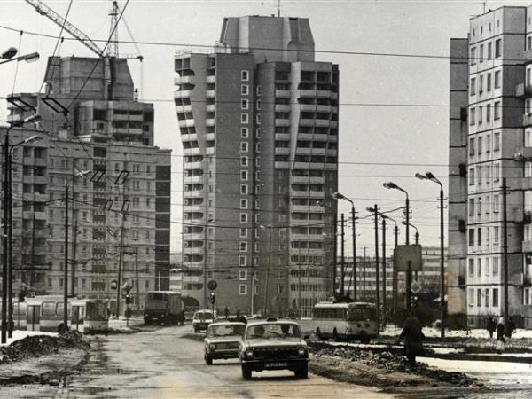 4. Arhitektes Lidija Plakane, Olita Upaciere. Dzīvojamās mājas Purvciemā. 1983.