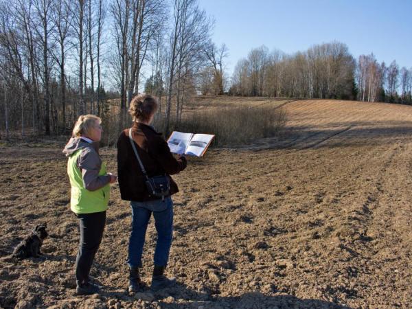 Historia.lv rīkotās apzināšanas ekspedīcijas dalībnieki lokalizē dabā Vilkašu senkapus. Amatas pagasts, 2019.g. 6.aprīlis. V.Grīviņa foto.
