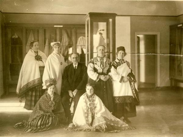 Valsts Vēsturiskā muzeja darbinieki. Centrā direktors Matīss Siliņš. 1930. gads. No LNVM krājuma.