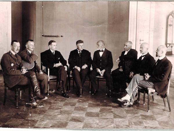 Attēlā: Baltijas valstu konferences Bulduros Latvijas delegācija. No kreisās: Kārlis Ramats, Pēteris Radziņš, Zigfrīds Meierovics, Kārlis Ulmanis, Rainis, Kārlis Kasparsons, Voldemārs Zāmuels, Hermanis Albats. 1920. gada augusts. No Rakstniecības un mūzikas muzeja krājuma.