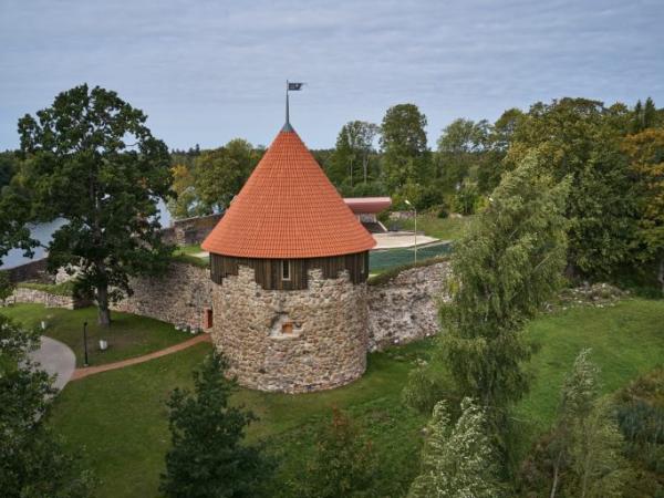 Alūksnes viduslaiku pils Dienvidu tornis pēc pārbūves. Riharda Rožkalna foto.