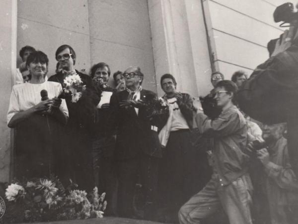 Attēlā: Pēc balsojuma par Latvijas Republikas konstitucionālo likumu "Par Latvijas Republikas valstisko statusu" pie mākslas muzeja "Arsenāls". Priekšplānā Velta Puriņa. 1991. gada 21. augusts. Fotogrāfs Laimonis Martinsons. LNVM krājums.