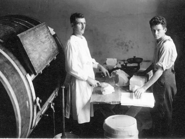 Sviesta gatavošana fasēšanai un sūtīšanai uz Piebalgas staciju. 1920.–1930.gadi. A.Dulbes foto. JNM palīgkrājums.