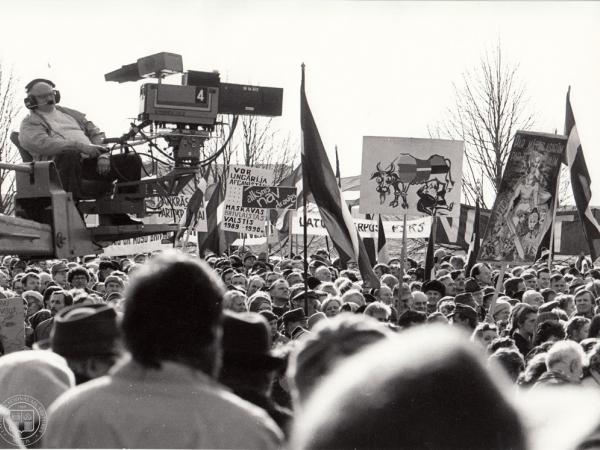 Latvijas Tautas frontes rīkotā manifestācija Daugavmalā "Daugav's abas malas mūžam nesadalās" Latvijas PSR Augstākās Padomes vēlēšanu priekšvakarā. Rīga, 1990. gada 17. marts. Fotogrāfs Leons Balodis. LNVM krājums.