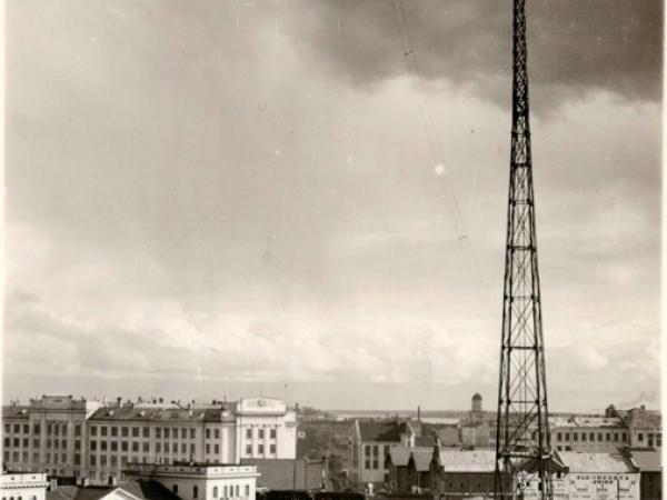 Attēlā: Rīgas Radiofona raidīšanas masts. 1930. gadu otrā puse. Fotogrāfs Valdemārs Upītis. LNVM krājums.