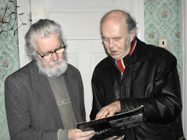 Atis Gunivaldis Bērtiņš (no kreisās) ar Talsu ārstu un rakstnieku Jāni Zviedrānu pārrunā Ata izcilās vinila skaņuplašu kolekcijas ekspozīcijas eksponāta saturu. Attēls no A.Pelēča lasītavas krājuma.