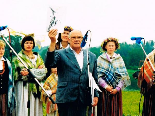 Bišu diena Āraišos 1999. Ezerpilī arheoloģiskajos izrakumos atrasti daudzi meža dravniecības darbarīku fragmenti. Jānis Apals un folkloras kopa DZIETI. Attēls no L.Eglītes personīgā arhīva.