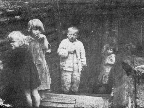 No Krievijas atgriezušos kara bēgļu bērni, kas piemērota mitekļa trūkuma dēļ bija spiesti dzīvot kādā tranšejā.