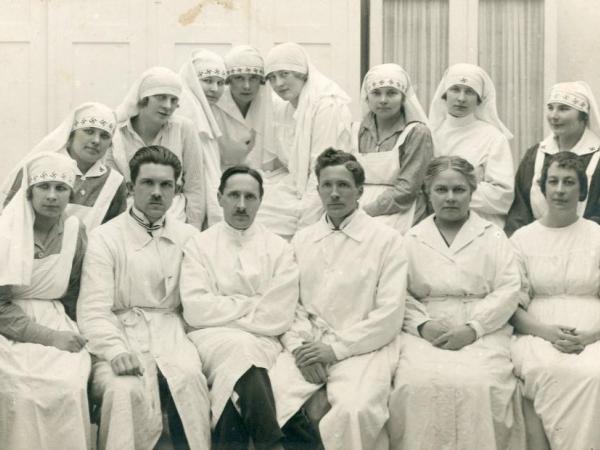 Fotogrāfijā redzama daļa no Liepājas pilsētas slimnīcas personāla ap 1920. gadu. Fotogrāfija no Liepājas muzeja krājuma.