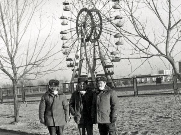 Černobiļas atomelektrostacijas (AES) avārijas seku likvidatori pie skatu rata Pripetas pilsētā. No labās: Latvijas PSR Civilās aizsardzības štāba apakšpulkvedis Arnolds Ārvaldis Vērzemnieks. 1986. gada 1. decembris. A. Vērzemnieka deponējums.