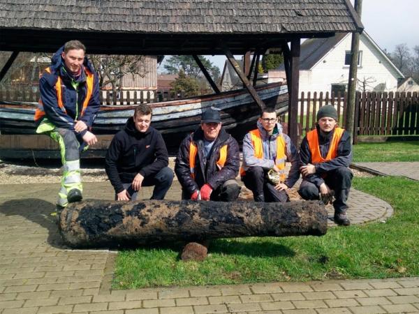 Lielgabals un tā dāvinātāji – Smiltenes 8. CBP būvnieki – Rojas muzejā. 22.04.2021. Rojas muzeja publicitātes foto.