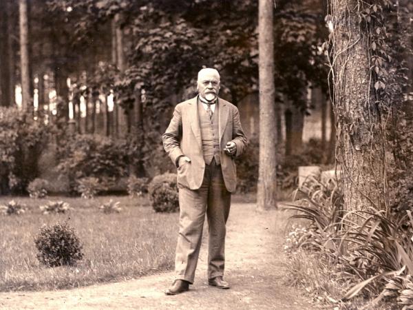 Valsts prezidents Gustavs Zemgals Mežaparka vasarnīcas dārzā. 1930. gads. Latvijas Nacionālā vēstures muzeja krājums