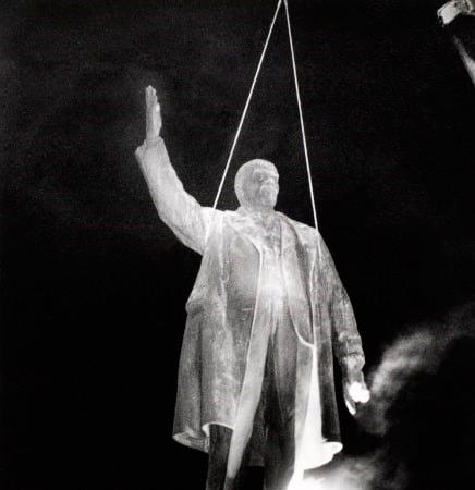 V.Ļeņina pieminekļa demontāža Rīgā. 1991. gada 24. augusts. Fotogrāfs Roberts Kaniņš. LNVM krājums.