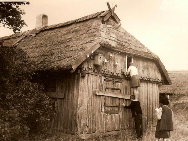 Ekspedīcijas dalībnieki pie pamestas mājas bij. Liepājas rajona Rucavas c. Papē. 1971. g. Attēls no LU LVI Etnogrāfisko materiālu krātuves