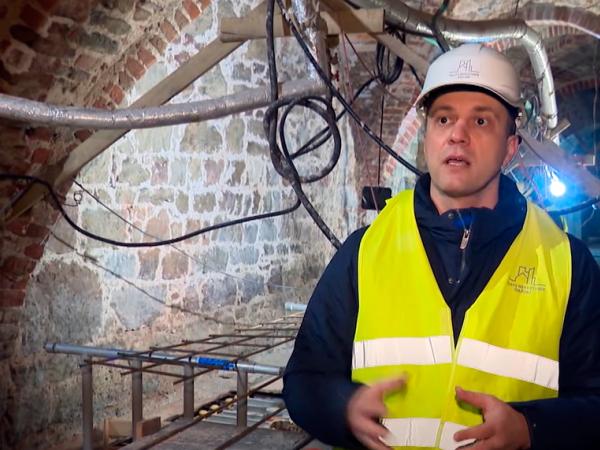 VNI valdes priekšsēdētājs R.Griškevics Rīgas pils pagrabā. Ekrānšāviņš no LTV ziņu dienesta video: https://www.youtube.com/watch?v=1Fu7bfh2Mxc&t=25s