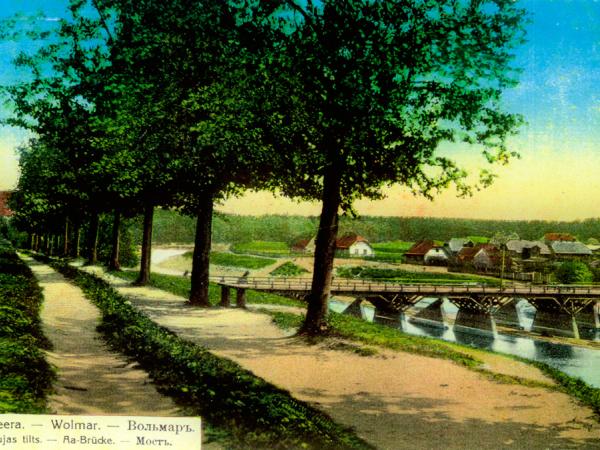 Valmiera. Skats no Gaujas labā krasta terases uz tiltu. 20.gs. sākuma pastkarte.