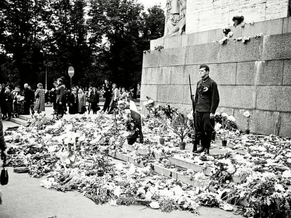 Goda sardze pie Brīvības pieminekļa pēc padomju okupācijas nomaiņas ar nacistu okupāciju. Rīga, 1941. gada 1. jūlijs. Vigo Raudas kolekcija / Latvijas Kara muzejs