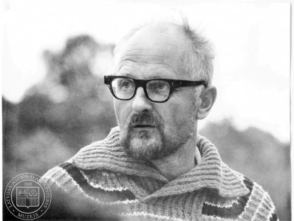 Vladislavs Urtāns Aizkraukles pilskalna izrakumu laikā. 1972. gads. LNVM krājums.