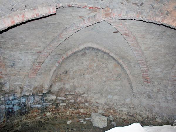 Svina torņa pagraba kopskats. 16. gadsimta mūrējums ar krusta velvi, kas balstās uz 15. gadsimta 1. puses/vidus apaļā torņa pamatiem (atšķirīgais mūrējums). Foto: Jānis Ciglis