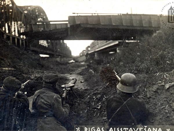 Latviešu karavīri tiltagala pozīcijā Daugavas labajā krastā. 1919.g. novembris. J.Rieksta foto.
