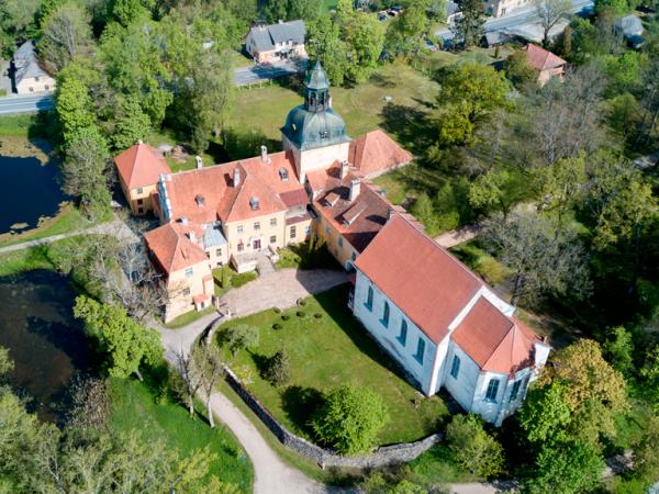 Lielstraupes pils skatā no putna lidojuma. 2020.g. 27.maijs. V.Grīviņa foto.
