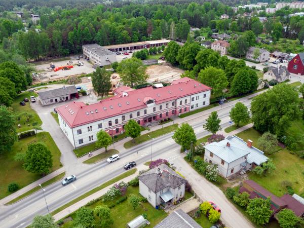 Bijušais Lauvas krogs, tagad pansionāts "Valmiera". Valmiera, Rīgas iela 55. 2022.g. 7.jūnijs. V.Grīviņa foto. Bijušais Lauvas krogs, tagad pansionāts "Valmiera". Valmiera, Rīgas iela 55. 2022.g. 7.jūnijs. V.Grīviņa foto.