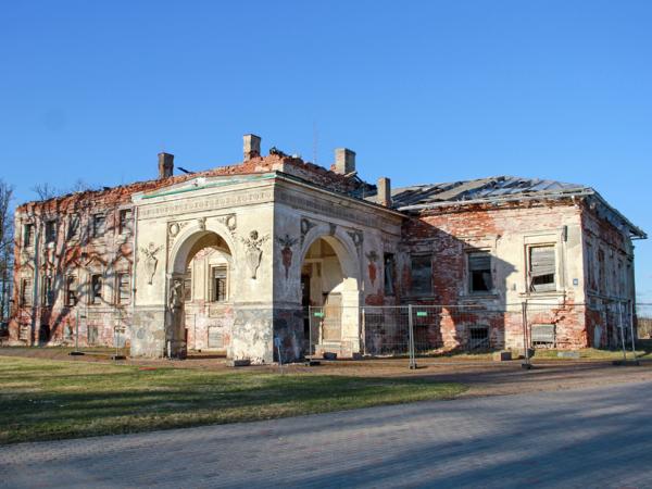 Vecgulbenes muižas kungu māja. Gulbene. 2022.g. 16.aprīlis. V.Grīviņa foto.