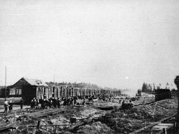 Stendes stacija. 1949. gada 25. marts. Jāņa Indrika foto. No grām.: Aizvestie. 1949. gada 25. marts. 2. sēj., vāka foto. Oriģināls atrodas Latvijas Okupācijas muzeja krājumā, inv. nr. OMF-6533-2