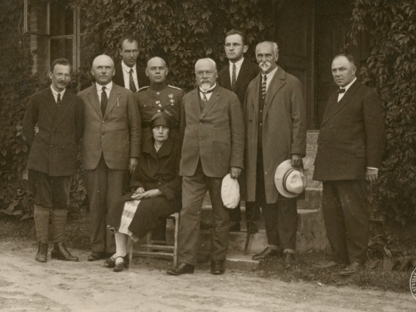 Latvijas valstsvīri un augstas militārpersonas. Centrā G.Zemgals. LNVM krājums.