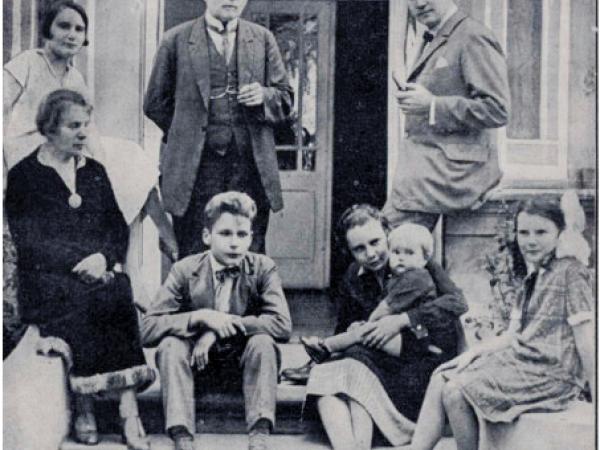 Jēkabs Alksnis ar ģimeni. Jēkabs Alksnis vidū, blakus znots Aleksandrs Mežciems. 1. rindā no kreisās – Elizabete Alksne, blakus dēls Arveds, meita Milda (A. Mežciema sieva) ar dēlu Dāvi, blakus Mildai mazā māsa Austra. Aiz E. Alksnes – meita Valda. (Avots: Atpūta, Nr. 142., 1927. g.)