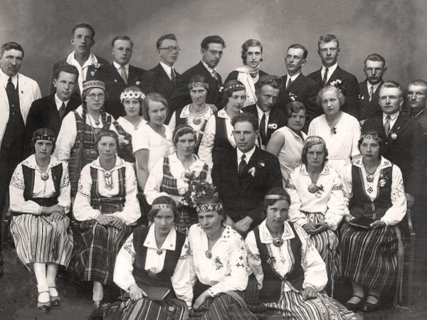 Allažu pagasta koris VIII Vispārējos latviešu Dziesmu svētkos (1933). Otrajā rindā trešais no labās – diriģents Eduards Stots