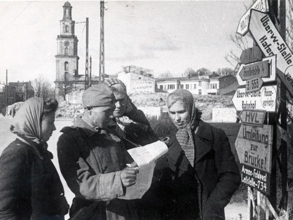 Sarkanās armijas kara korespondenta V. Vdovenko foto – karavīrs lasa Liepājas iedzīvotājiem kapitulācijas aktu, 1945. gads, kad viena okupācija nomaina otru. LM 17969.
