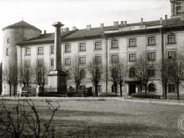Skats no Jāņa Čakstes (Pils) laukuma uz Rīgas pili. Pils kreisajā pusē VVM. 1935. gads. LNVM krājums.