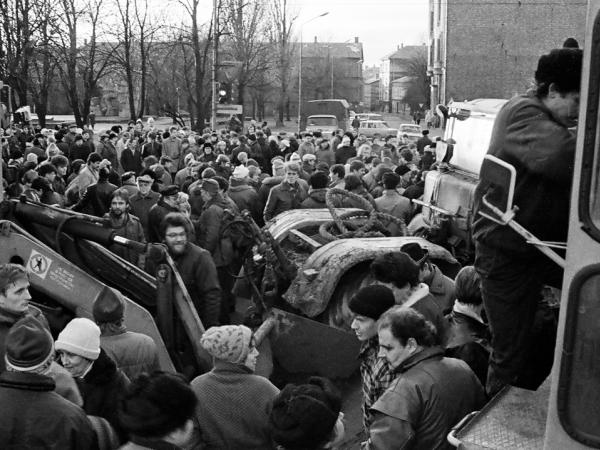 Barikāžu dalībnieki pie Liepājas valdes 1991. gada 15 janvārī. Andra Gertsona foto.