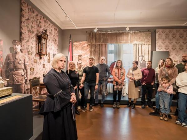 Ekskursija ekspozīcijā “Latvijas Pagaidu valdības seši mēneši Liepājā” (Autors: Kārlis Volkovskis)