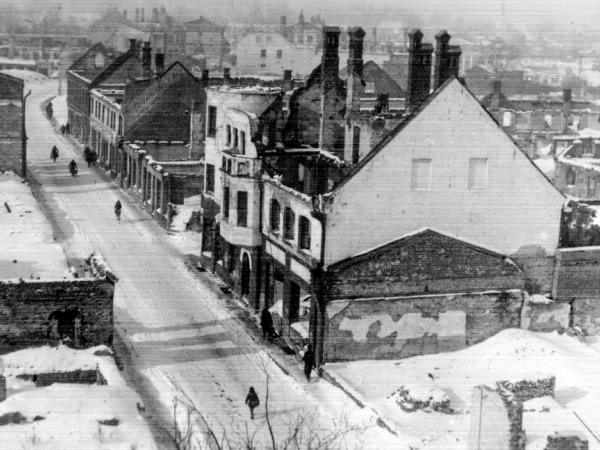 Nodegušās Rīgas ielas sākuma ēkas. Skats no Sv.Sīmaņa baznīcas torņa. 1944./45. gada ziema vai vēlāk. No Valmieras muzeja krājuma.