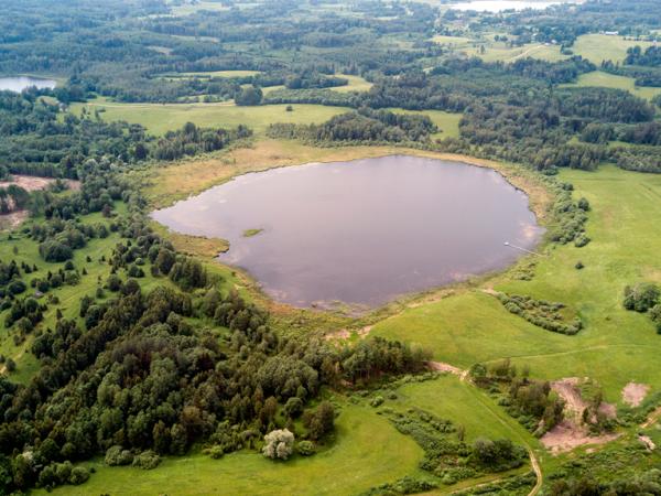 Bricu ezers ar nelielu mākslīgu saliņu, kas iezīmē latgaļu ezermītnes vietu. Cēsu novads, Jaunpiebalgas pag. 2019.g. V.Grīviņa foto.