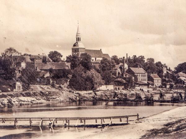 Valmieras skats no Gaujas kreisā krasta. Redzams komunistu 1919. g. 26. maijā nodedzinātais Gaujas tilts, upes šķērsošanai uzbūvētās pagaidu laipas un 27. maijā sašautais Sv. Sīmaņa baznīcas tornis. No V. Skrastiņa kolekcijas. Valmieras skats no Gaujas kreisā krasta. Redzams komunistu 1919. g. 26. maijā nodedzinātais Gaujas tilts, upes šķērsošanai uzbūvētās pagaidu laipas un 27. maijā sašautais Sv. Sīmaņa baznīcas tornis. No V. Skrastiņa kolekcijas.