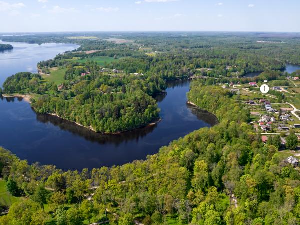 1. attēls. "Pērseju" jaunsaimniecības vieta (1) Pērses upes kreisajā krastā skatā no putna lidojuma. Koknese. 2023. g. 13. maijs. V. Grīviņa foto.