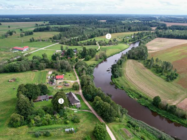 1. attēls. Cielavas krogs (1) un Beķeru kroga vieta (2). Mazzalves pagasts, Aizkraukles novads. 2023. gada 8. augusts. V. Grīviņa foto.
