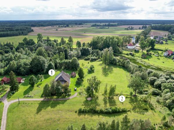 1. attēls. Ērberģes Baznīcas krogs (1), vecā Rīgas – Ilūkstes – Daugavpils ceļa trases vieta un Ērberģes baznīca. Aizkraukles novads, Mazzalves pagasts. 2023. gada 12. augusts. V. Grīviņa foto.