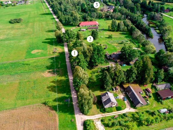 1. attēls. Kazarmes (Kazīnu) kroga vieta (1), kroga pagraba drupas (2), Ērberģes dzirnavas (3). Aizkraukles novads, Mazzalves pagasts. 2023. g. 8. augusts. V. Grīviņa foto.