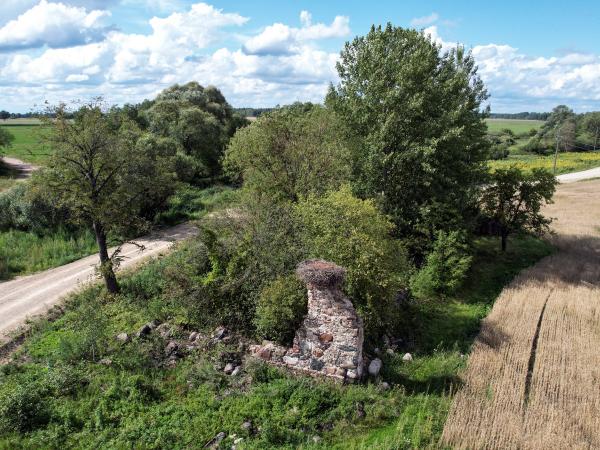 1. attēls. Susējas kroga drupas. Neretas pagasts, Aizkraukles novads. 2023. gada 9. augusts. V. Grīviņa foto.