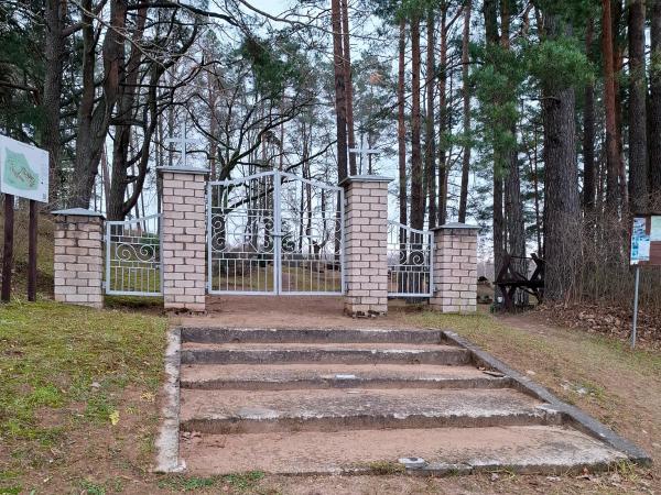 1. attēls. Strobuku kapu jaunie vārti. Aizkraukles novads, Pilskalnes pagasts. 2024. g. 26. novembris. L.Ozoliņas foto.