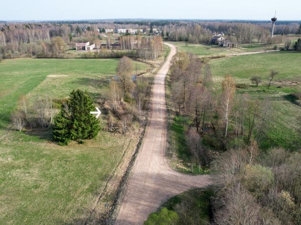 1. attēls. Strobuku kroga vieta (norādīta ar bultiņu). Skats no Gricgales puses. Aizkraukles novads, Pilskalnes pagasts. 2024. g. 9. aprīlis. V.Grīviņa foto.