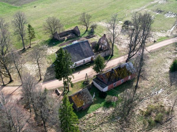 1. attēls. Gricgales lūgšanu nams un skola. Aizkraukles novada Pilskalnes pagasts, Gricgale. 2024. g. 9. aprīlis. V.Grīviņa foto.