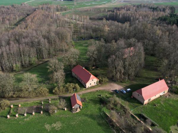 1. attēls. Pilkalnes muižas centrs. Aizkraukles novads, Pilskalnes pagasts. 2024. g. 9. aprīlis. V.Grīviņa foto.
